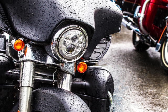 雨に濡れたバイク画像